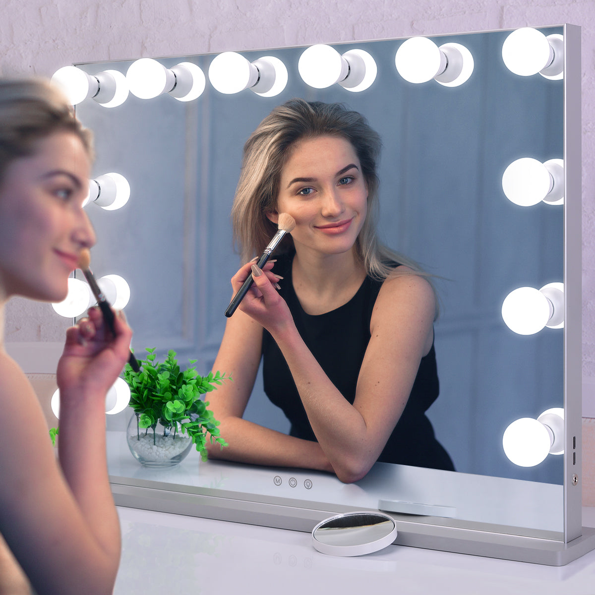 This affordable lighted vanity mirror from BEAUTME is perfect for applying makeup